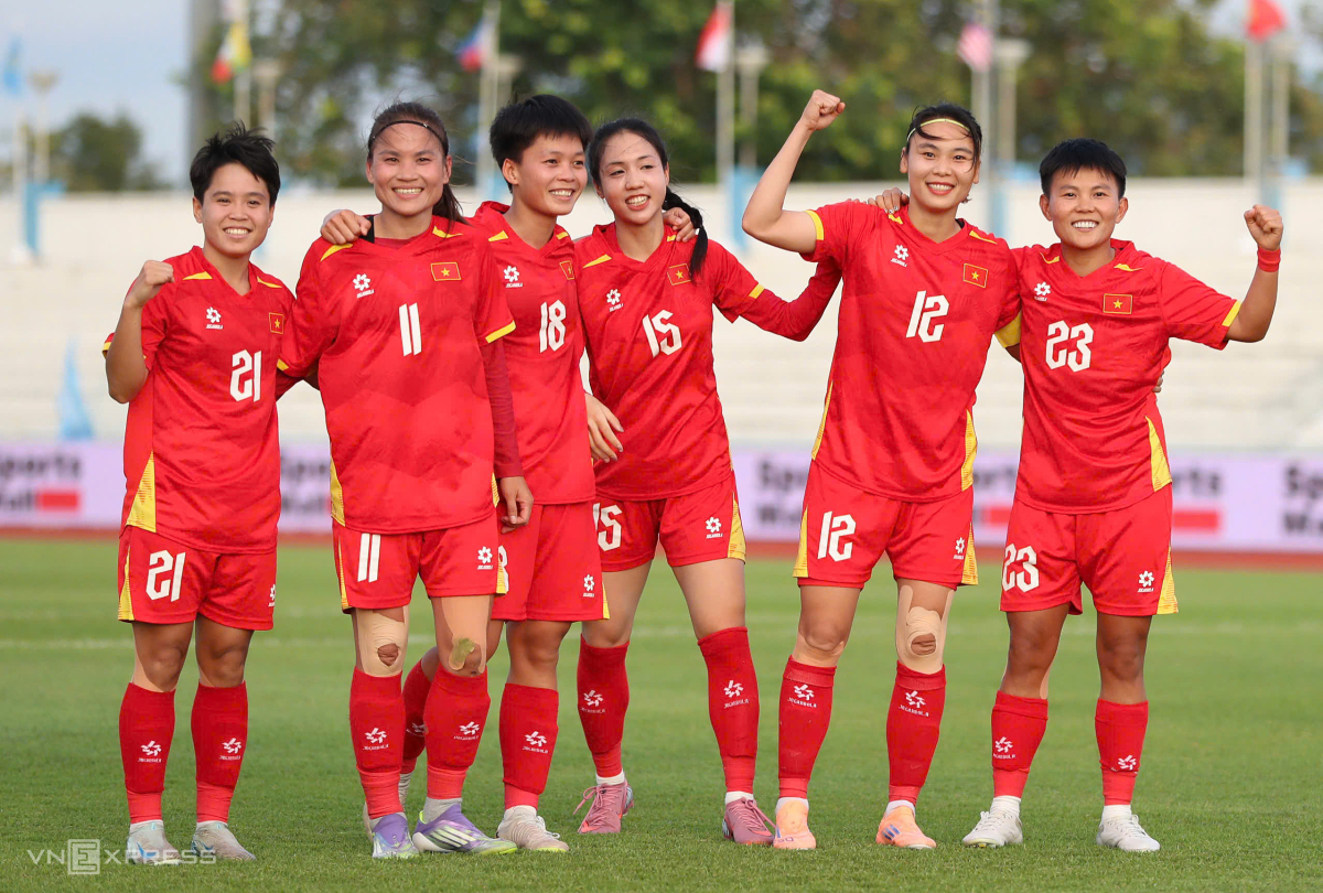 Đội tuyển nữ mừng chiến thắng. Ảnh: Đông Huyền