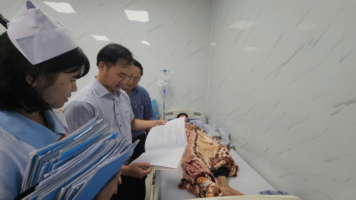 Vụ ngộ độc nghi do ăn bánh mì, tập trung chăm sóc người bệnh, nhanh chóng xử lý vi phạm 2 ngộ độc - Ảnh 3.