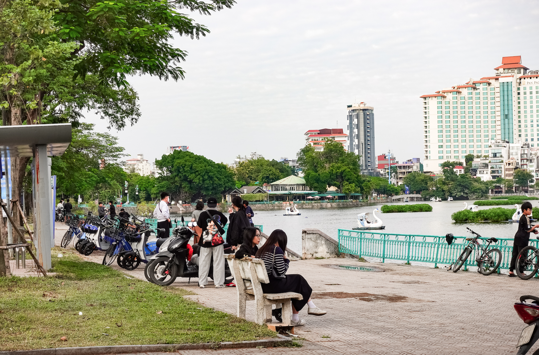 Cả Hà Nội rủ nhau ra đường trong ngày chất lượng không khí lọt top tốt nhất thế giới- Ảnh 5.