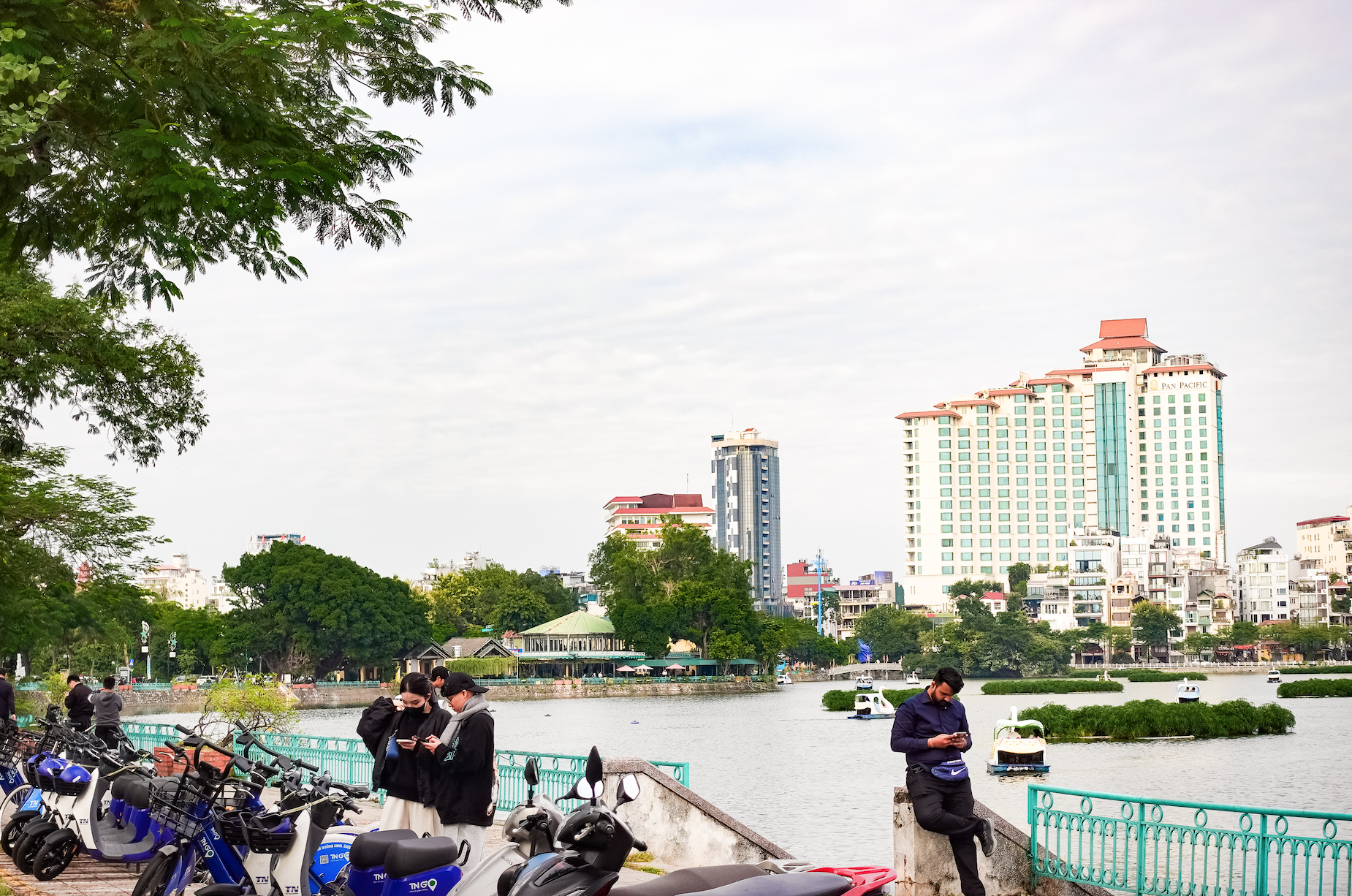 Cả Hà Nội rủ nhau ra đường trong ngày chất lượng không khí lọt top tốt nhất thế giới- Ảnh 6.