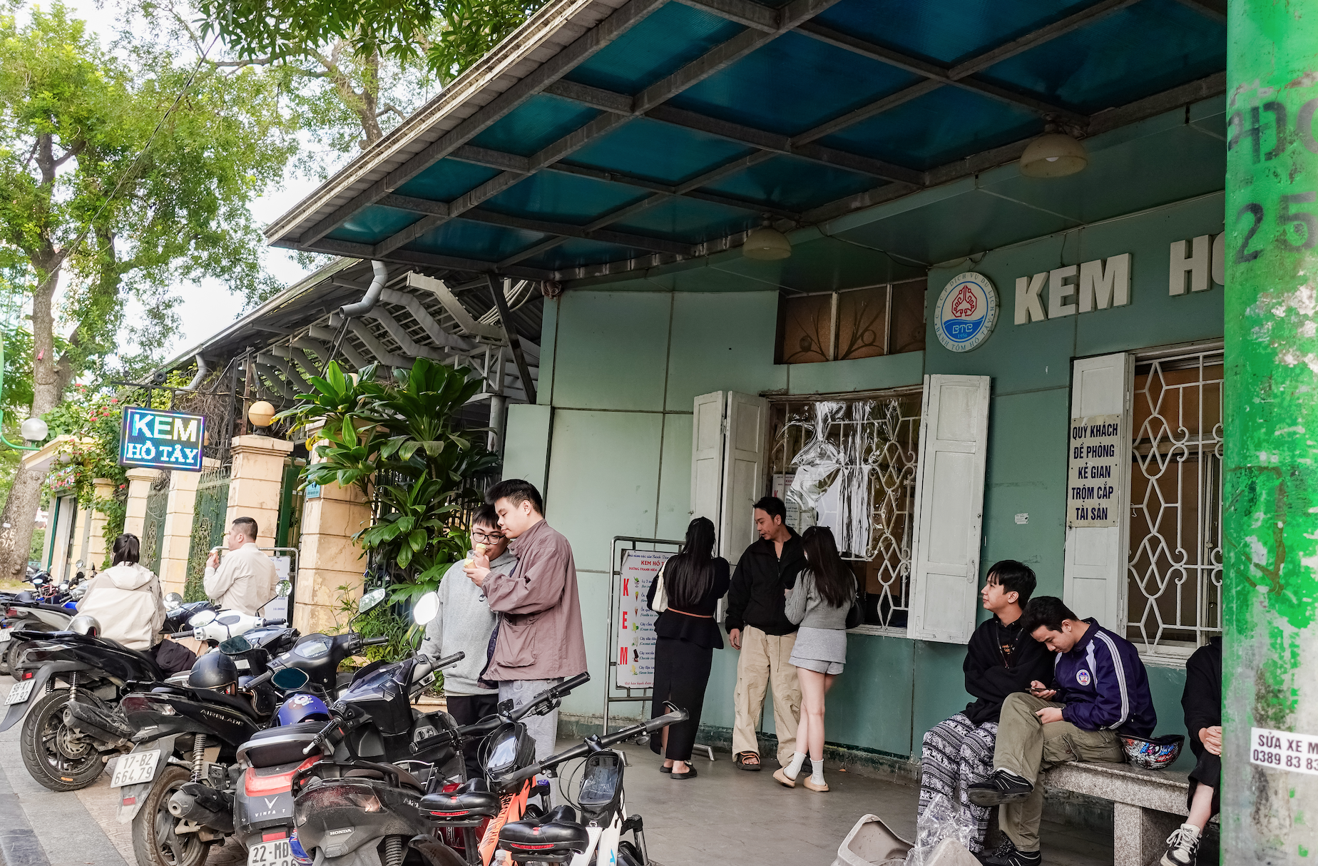 Cả Hà Nội rủ nhau ra đường trong ngày chất lượng không khí lọt top tốt nhất thế giới- Ảnh 14.