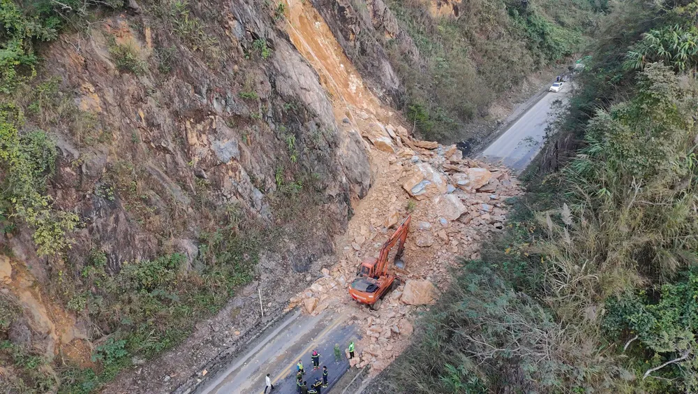 Hiện trường vụ sạt lở quốc lộ 6. sat-lo-phu-tho.jpg