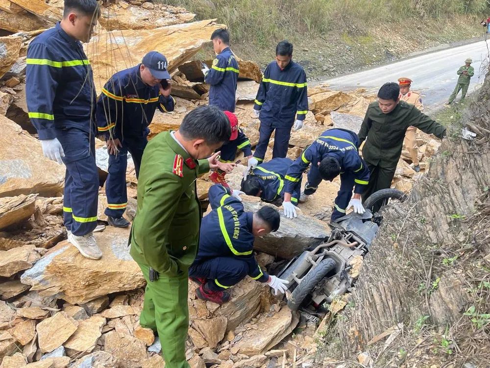 Chiếc xe máy bị vùi lấp trong vụ sạt lở. xe-may-vui-lap.jpg