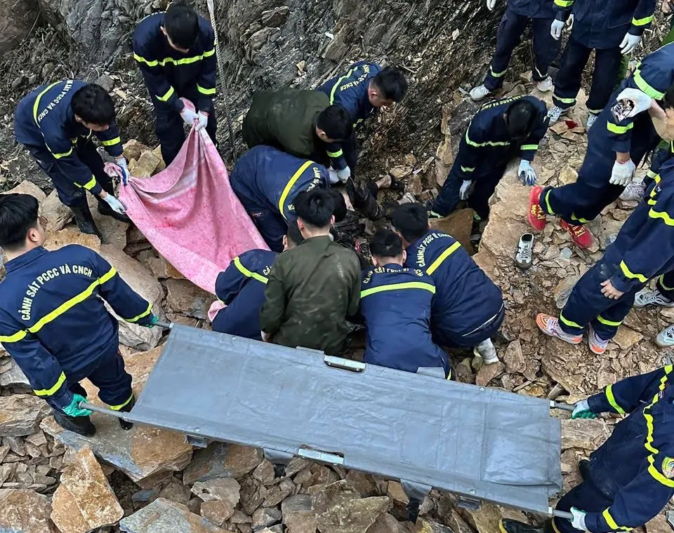 Cảnh sát PCCC và CNCH, Công an tỉnh Phú Thọ tìm thấy thi thể nạn nhân. Thi-the-nan-nhan.jpg