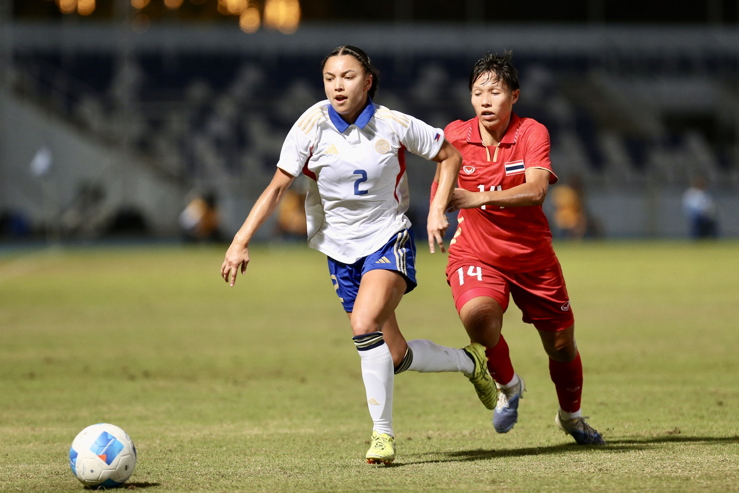 HLV đội tuyển nữ Thái Lan đau đớn vì thua luân lưu Philippines, Madam Pang hành động ‘lạ’- Ảnh 2.