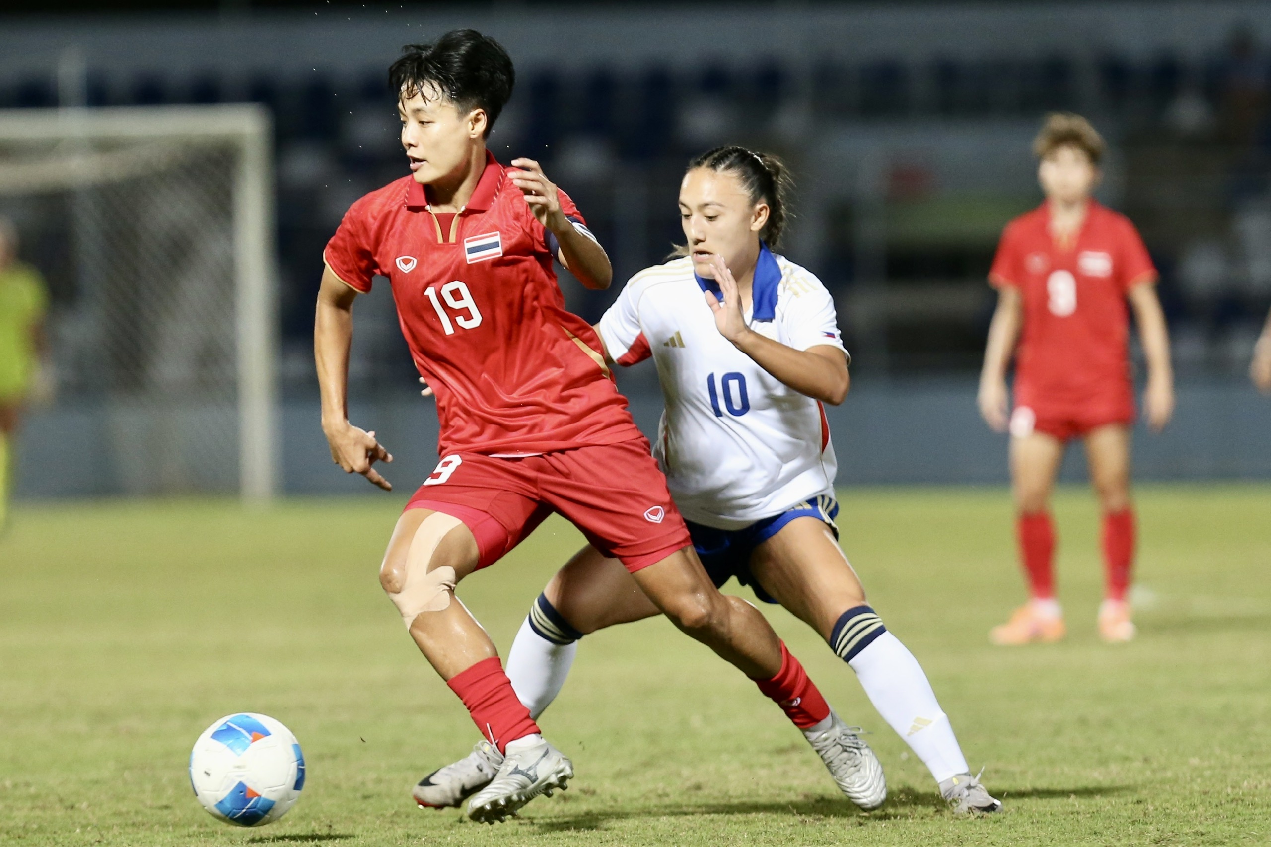 HLV đội tuyển nữ Thái Lan đau đớn vì thua luân lưu Philippines, Madam Pang hành động ‘lạ’- Ảnh 3.