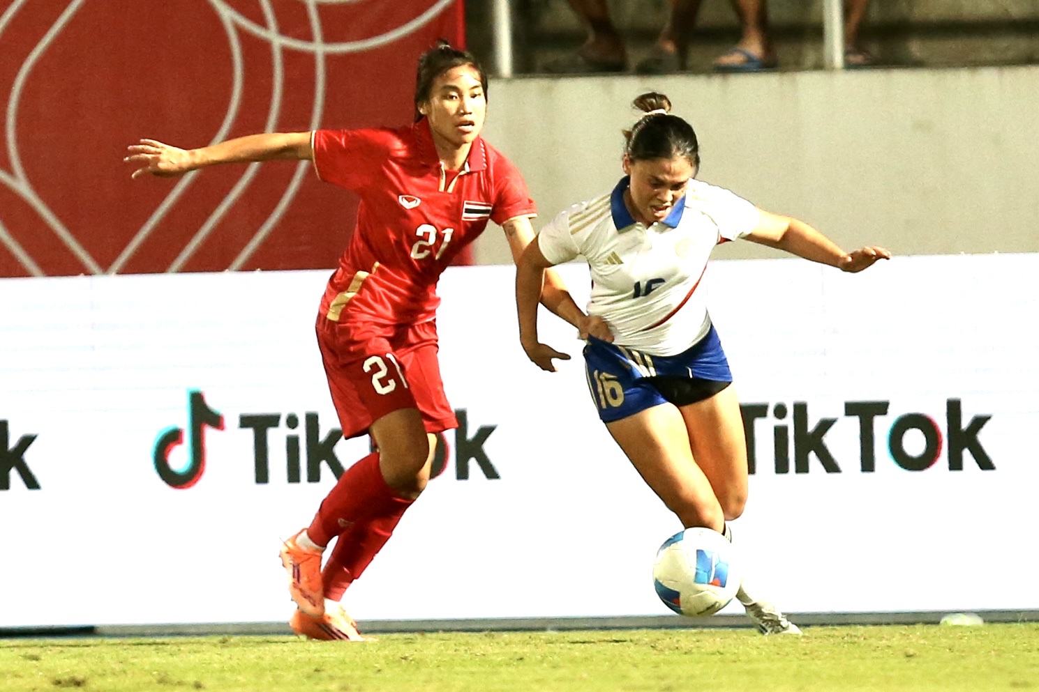 HLV đội tuyển nữ Thái Lan đau đớn vì thua luân lưu Philippines, Madam Pang hành động ‘lạ’- Ảnh 4.