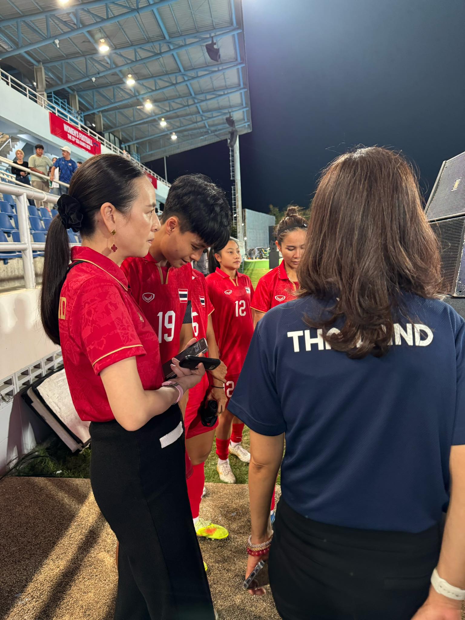 HLV đội tuyển nữ Thái Lan đau đớn vì thua luân lưu Philippines, Madam Pang hành động ‘lạ’- Ảnh 5.