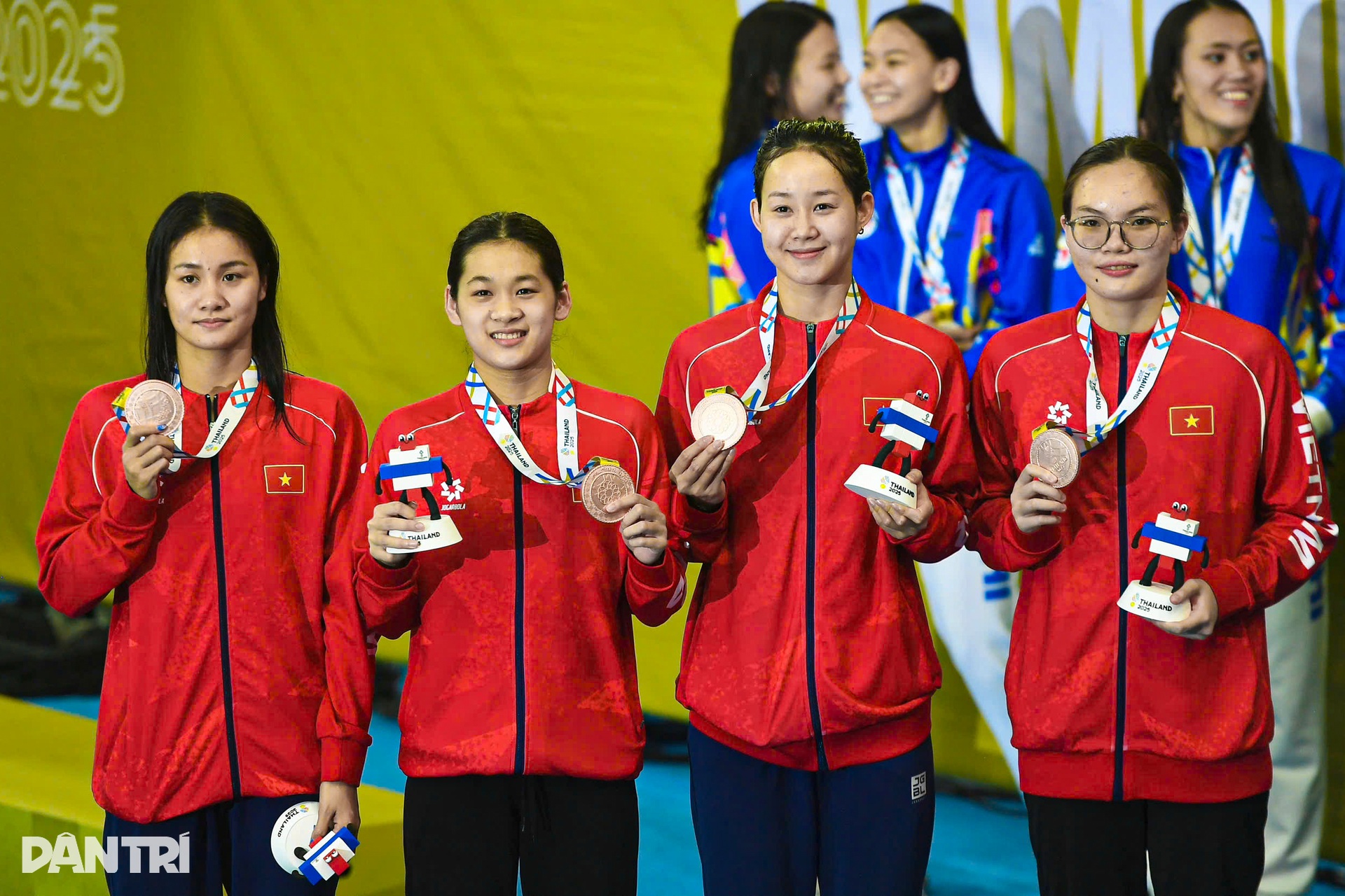 Ngày thi đấu đầy cảm xúc của bơi lội Việt Nam tại SEA Games 33 - 16