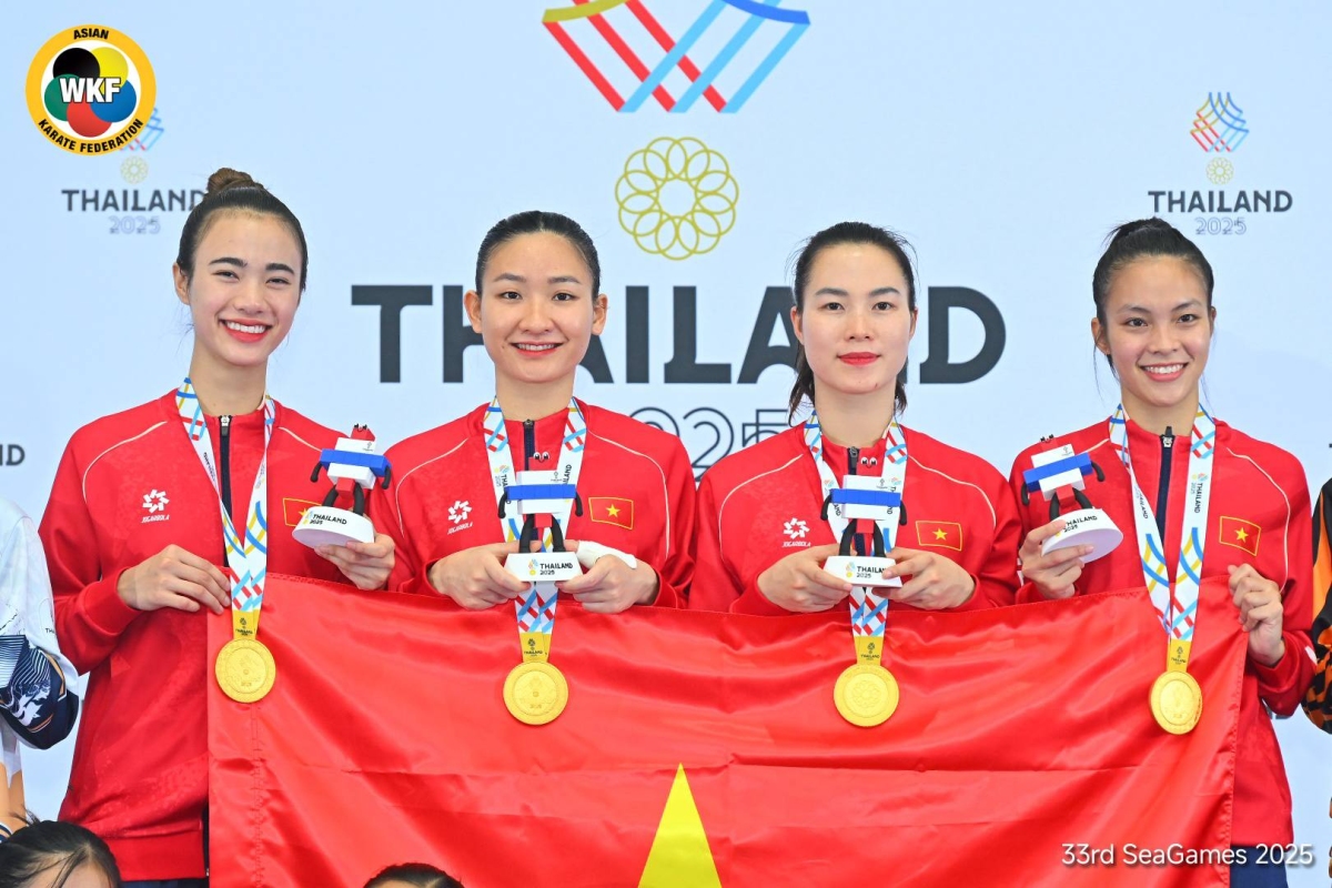 Đội karate giành HC vàng kumite đồng đội nữ tại Khu phức hợp Chính phủ Chaeng Watthana, thành phố Bangkok, Thái Lan. Ảnh: WKF