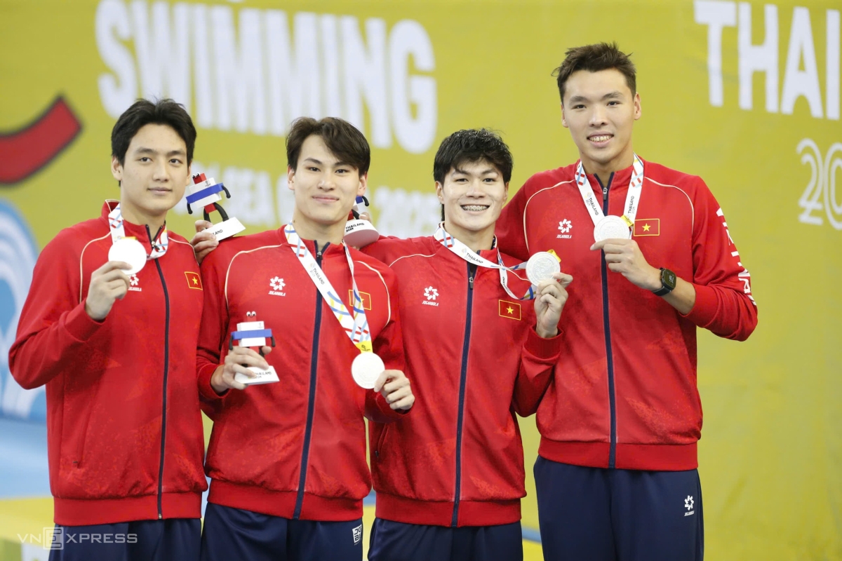 Đội tiếp sức nam nhận HC bạc 4x100m ở trung tâm thể thao Huamark. Ảnh: Hiếu Lương