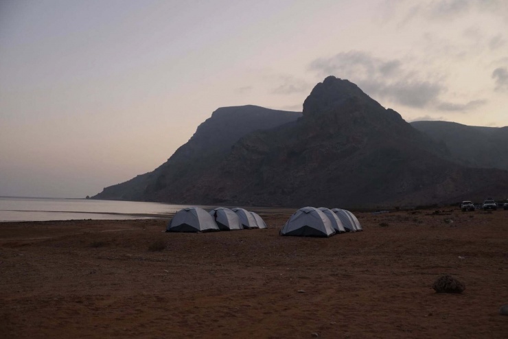 Khách Việt đi 140 quốc gia, chi hơn 100 triệu tới đảo kỳ lạ nhất thế giới 7 Du khách ngủ trong những chiếc lều cá nhân