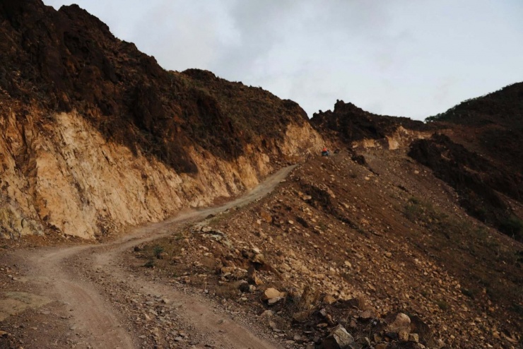 Khách Việt đi 140 quốc gia, chi hơn 100 triệu tới đảo kỳ lạ nhất thế giới 8 Những con đường trên đảo chủ yếu là đường đất đá gồ ghề, có khi chiếc xe tụt dốc không phanh làm nữ du khách hú hồn