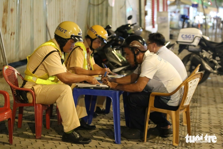 Bảo vệ quán bida uống nửa lon bia, chạy xe máy đi mua mồi bị cảnh sát giao thông Hàng Xanh xử lý 2 Bảo vệ quán bida uống nửa lon bia, chạy xe máy đi mua mồi bị cảnh sát giao thông Hàng Xanh xử lý - Ảnh 2.