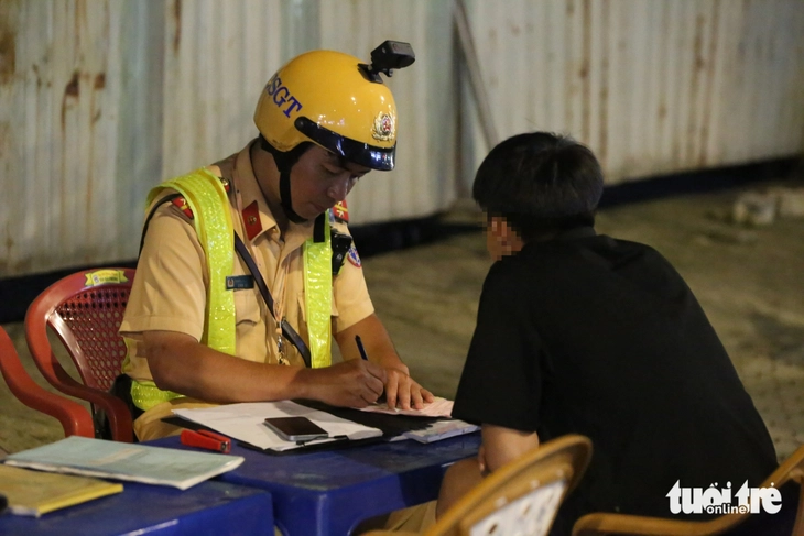 Bảo vệ quán bida uống nửa lon bia, chạy xe máy đi mua mồi bị cảnh sát giao thông Hàng Xanh xử lý 3 nồng độ cồn - Ảnh 3.