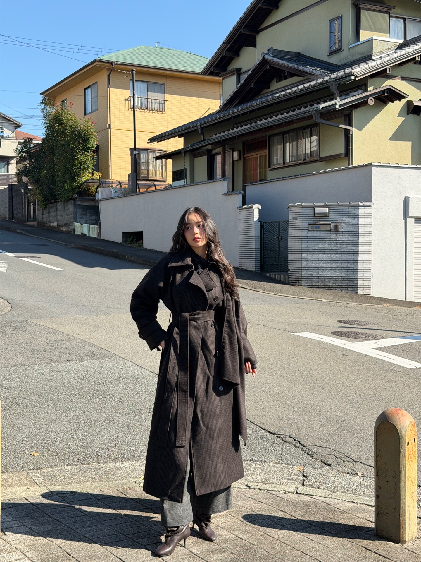 10 Bộ cánh tối giản tuyệt đẹp giúp bạn nâng tầm phong cách Thời trang tối giản - Ảnh 2.