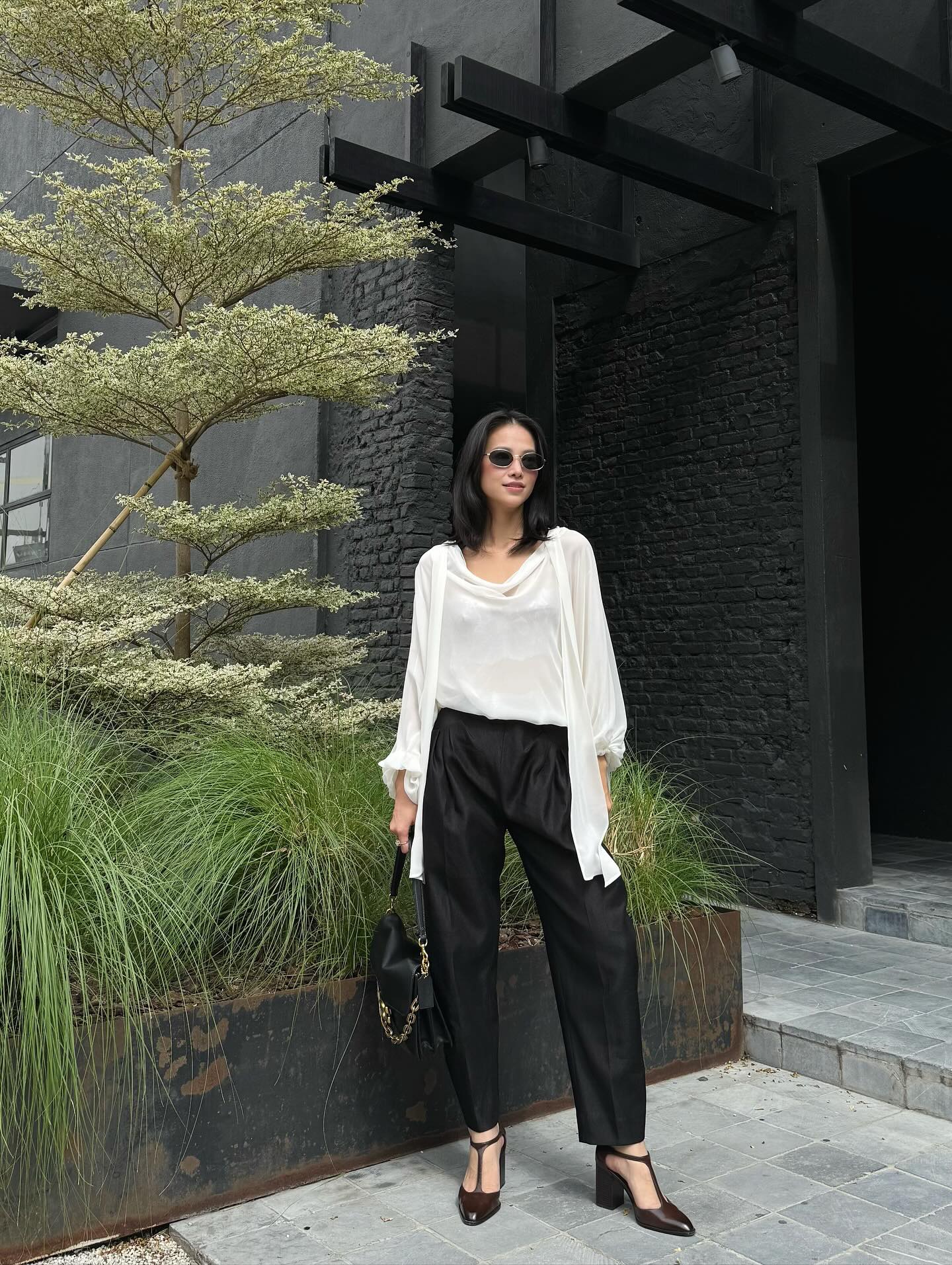 10 Bộ cánh tối giản tuyệt đẹp giúp bạn nâng tầm phong cách Thời trang tối giản - Ảnh 5.