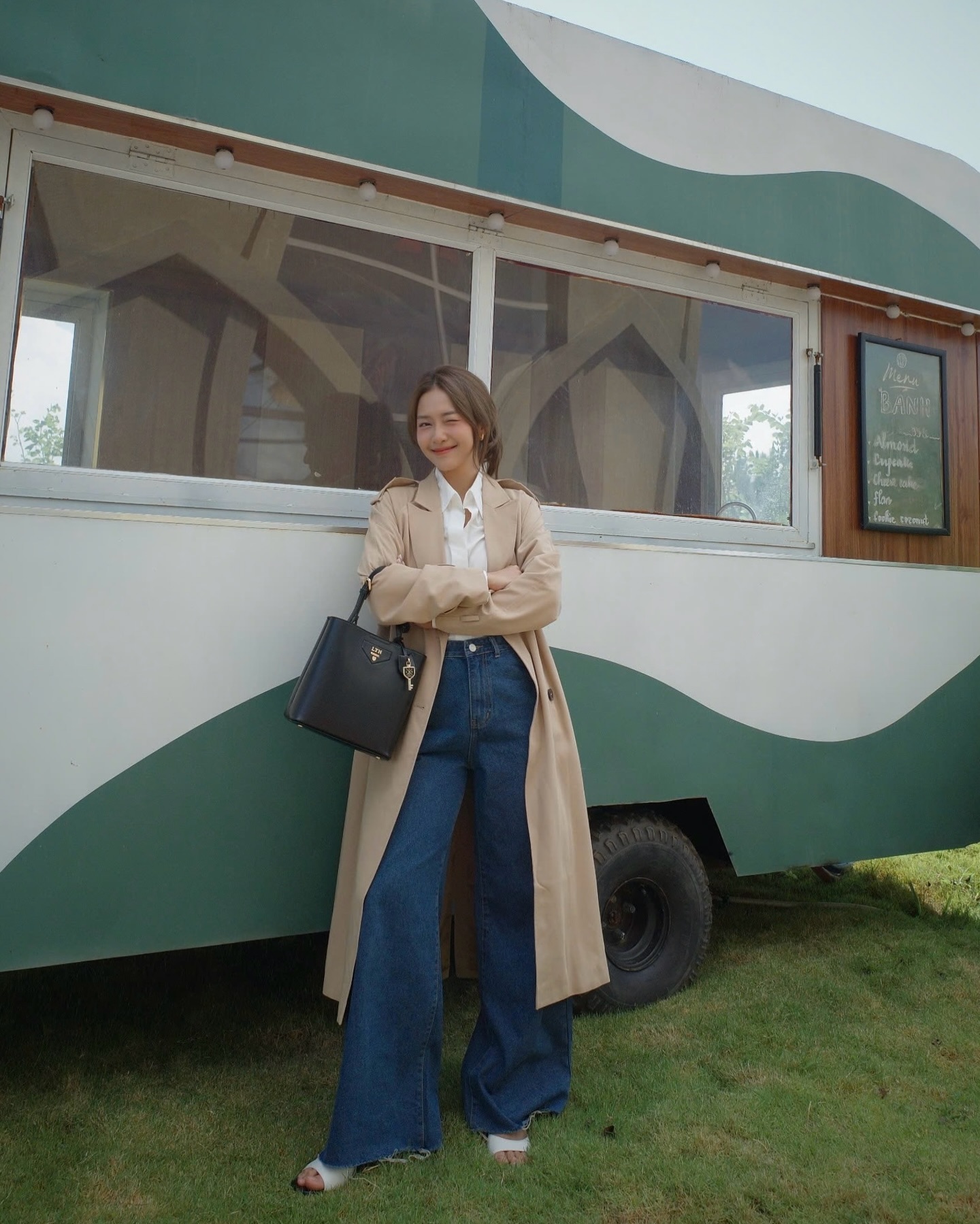 10 Bộ cánh tối giản tuyệt đẹp giúp bạn nâng tầm phong cách Thời trang tối giản - Ảnh 8.