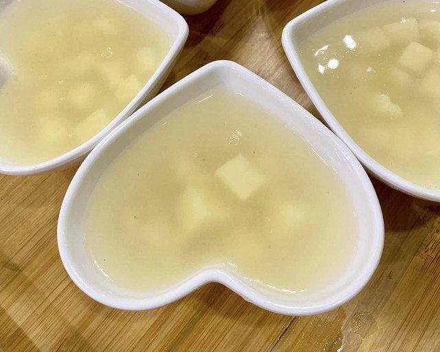 Xù xì bên ngoài nhưng củ này “quý như sâm”, tốt cho đường huyết, chế biến được nhiều món ngon ngày lạnh 3 Món chè củ từ ăn nóng hay nguội đều ngon. Ảnh Vĩnh Quyên