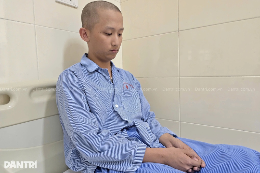 Cậu bé mồ côi mẹ, mắc ung thư xương: “Xin giữ lại chân cho con!” - 3