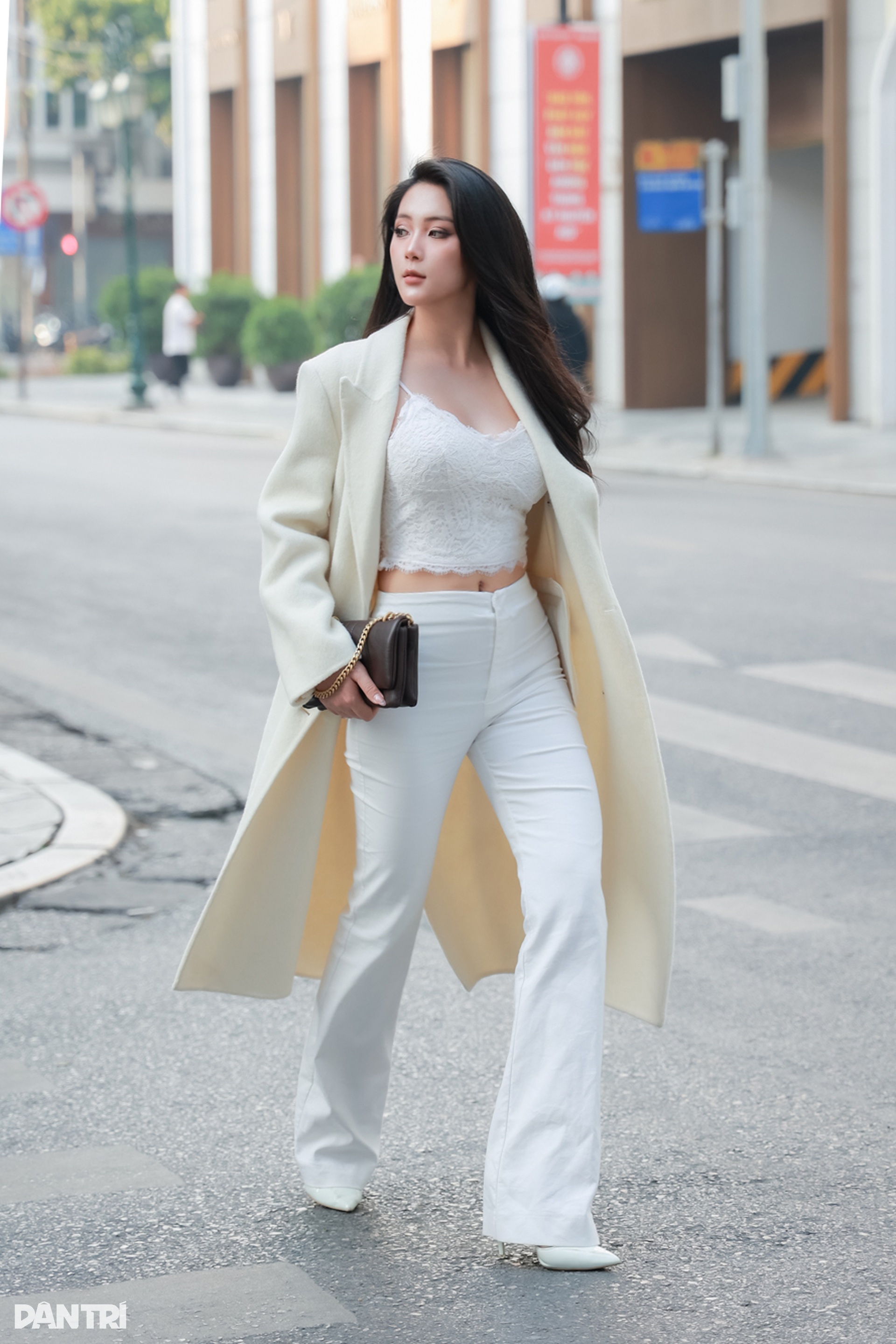 Á khôi khoe dáng gợi cảm với chiếc áo khoác được các chân dài săn đón - 3 Á khôi khoe dáng gợi cảm với chiếc áo khoác được các chân dài săn đón - 3