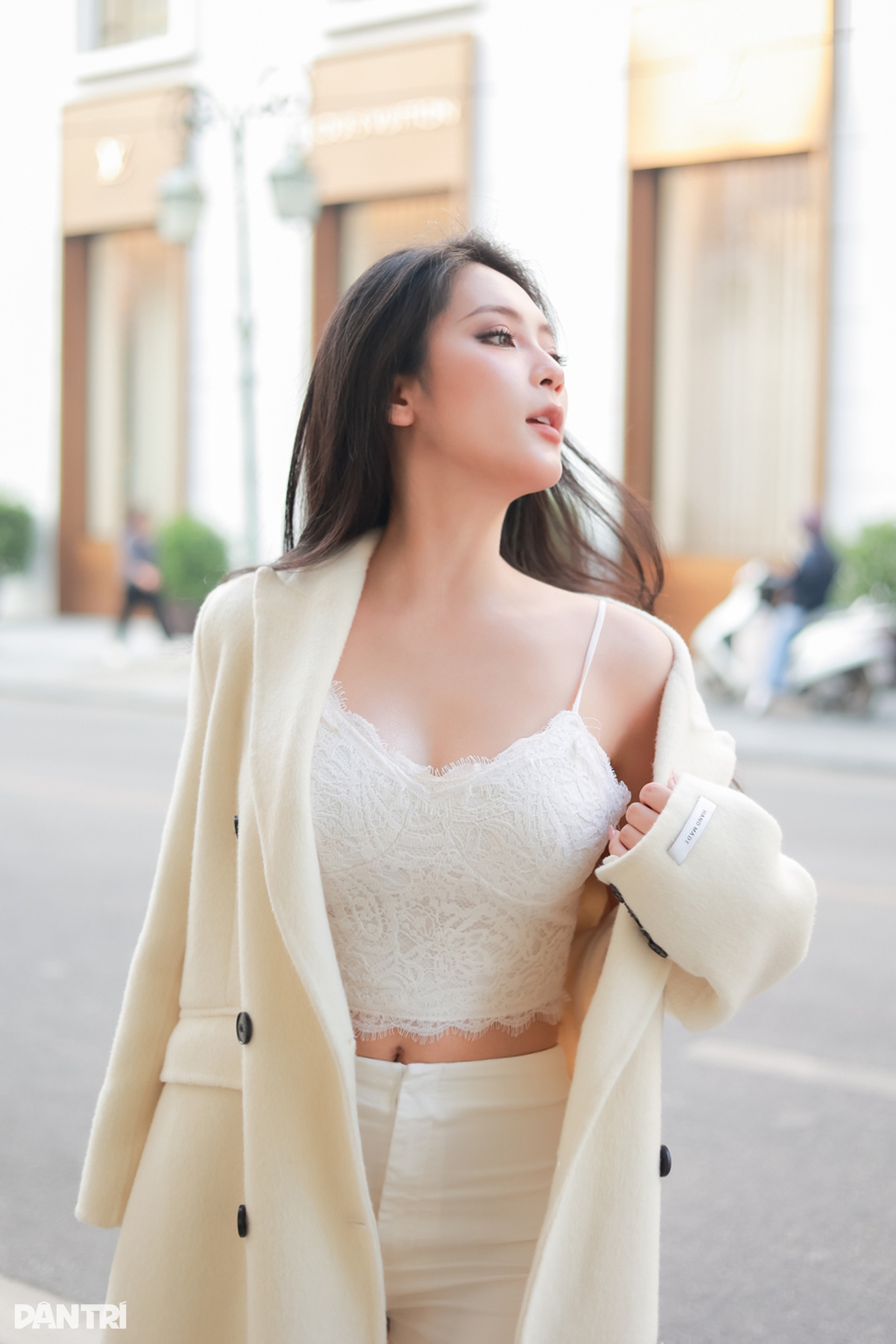 Á khôi khoe dáng gợi cảm với chiếc áo khoác được các chân dài săn đón - 4 Á khôi khoe dáng gợi cảm với chiếc áo khoác được các chân dài săn đón - 4