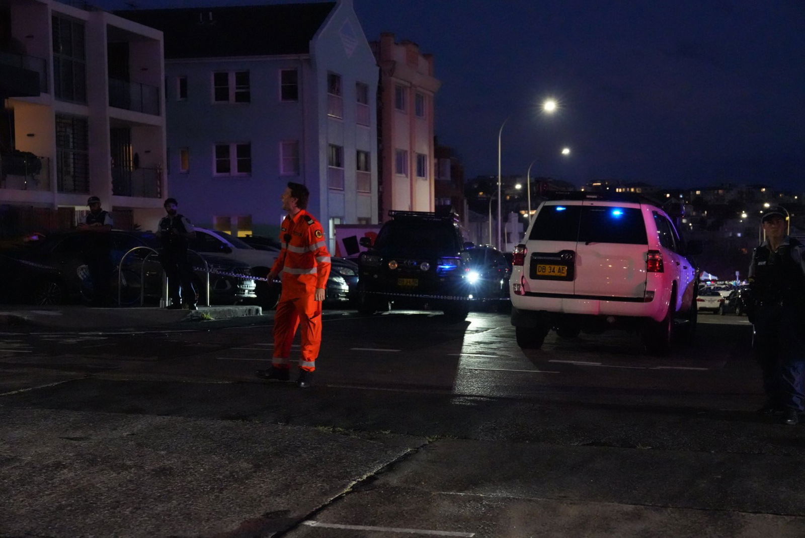 Xả súng tại bãi biển nổi tiếng Bondi ở Sydney, nhiều người thiệt mạng 2 Xả súng tại bãi biển Úc, nhiều người thiệt mạng - Ảnh 2.