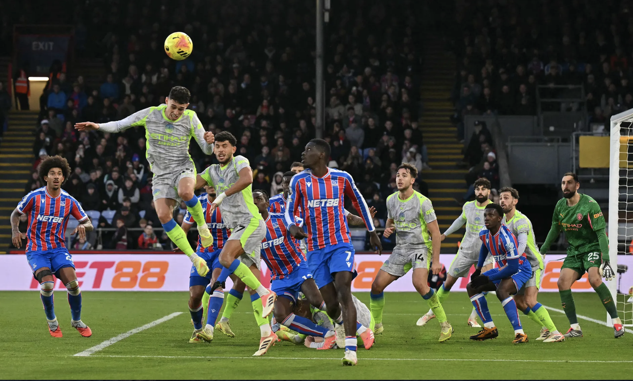 Man City thắng gọn Crystal Palace, áp sát ngôi đầu Ngoại hạng 2 Man City đè bẹp Crystal Palace tại Selhurst Park - Ảnh 2.