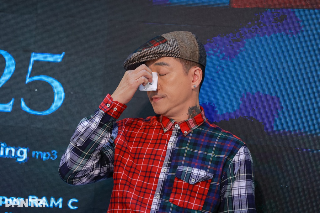 Tuấn Hưng khóc, chia sẻ về giai đoạn khó khăn sau khi mẹ qua đời - 2