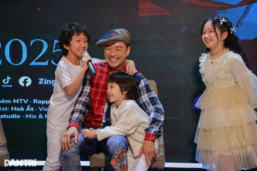 Tuấn Hưng khóc, chia sẻ về giai đoạn khó khăn sau khi mẹ qua đời - 4