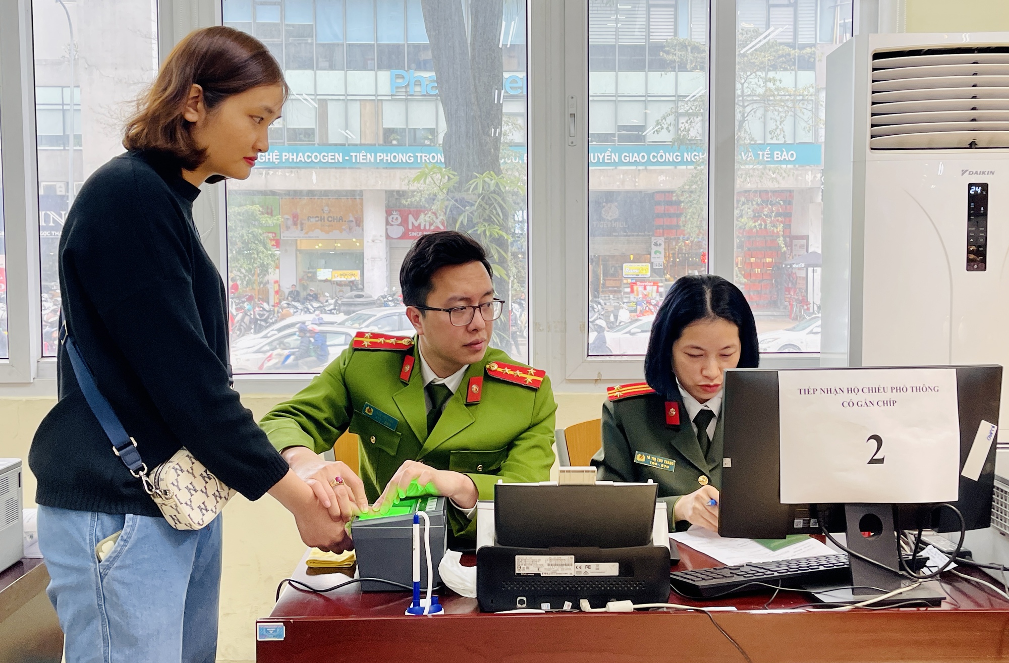 Từ 1.7.2026, thêm 3 trường hợp bị thu hồi, hủy hộ chiếu- Ảnh 2. Từ 1.7.2026, thêm 3 trường hợp bị thu hồi, hủy hộ chiếu- Ảnh 2.