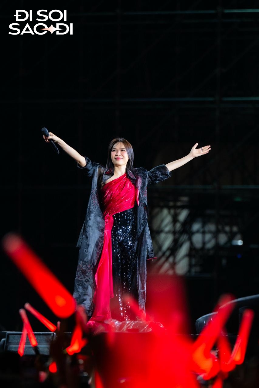 See The Light Concert: 4 tiếng thăng hoa của Mỹ Tâm tại Mỹ Đình, mãn nhãn nhưng chưa đủ thỏa mãn- Ảnh 6. See The Light Concert: 4 tiếng thăng hoa của Mỹ Tâm tại Mỹ Đình, mãn nhãn nhưng chưa đủ thỏa mãn- Ảnh 6.