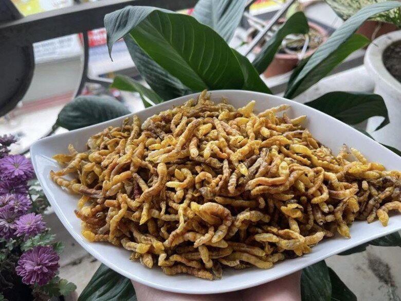 Ẩm thực từ sâu chít mang đậm dấu ấn núi rừng Tây Bắc, với các món như xào lá chanh, rang, nướng, nấu cháo. Vị béo bùi, ngọt dịu độc đáo khiến nhiều thực khách vượt qua e dè ban đầu.