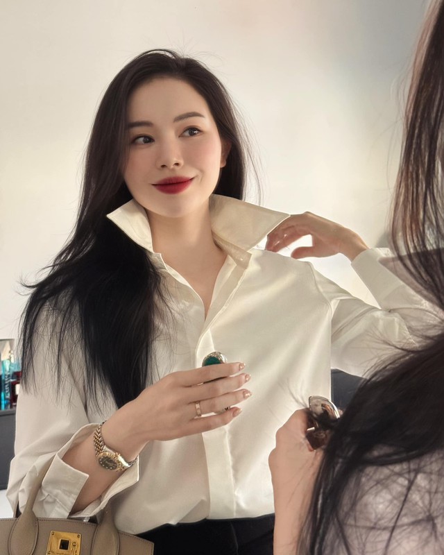 Bóc giá chiếc túi hàng hiệu của Linh Rin trong đám cưới con gái tỉ phú Johnathan Hạnh Nguyễn khiến dân mạng bất ngờ 5 Được biết kể từ khi lấy chồng hào môn, Linh Rin ít khi chia sẻ cuộc sống cá nhân trên MXH. Tuy nhiên, mỗi lần xuất hiện, người đẹp đều có nhan sắc tươi trẻ, xinh đẹp.