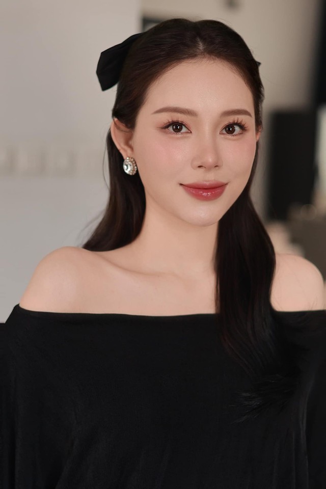 Bóc giá chiếc túi hàng hiệu của Linh Rin trong đám cưới con gái tỉ phú Johnathan Hạnh Nguyễn khiến dân mạng bất ngờ 7 Cách đây một năm khi mới sinh con đầu lòng, Linh Rin đã đăng tải bộ ảnh chụp cận mặt với làn da trong veo khiến fan trầm trồ ngưỡng mộ.