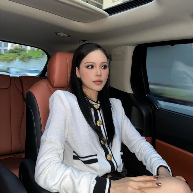 Bóc giá chiếc túi hàng hiệu của Linh Rin trong đám cưới con gái tỉ phú Johnathan Hạnh Nguyễn khiến dân mạng bất ngờ 8 Để duy trì được làn da trong veo, Linh Rin từng chia sẻ bí quyết với 6 bước skincare buổi sáng. Gồm: uống một cốc nước ấm sau khi thức dậy nhằm bù đắp lượng nước mất đi trong cơ thể. Tiếp theo là rửa mặt, loại bỏ các chất nhờn và tạp chất thải ra từ lỗ chân lông sau một đêm dài. Không quên massage mặt thật nhẹ nhàng để kích thích tuần hoàn máu, làm da hồng hào.