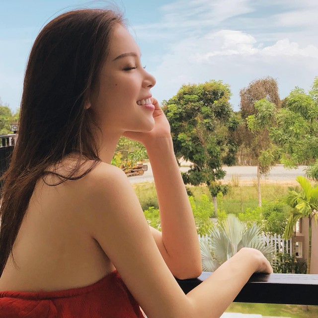 Bóc giá chiếc túi hàng hiệu của Linh Rin trong đám cưới con gái tỉ phú Johnathan Hạnh Nguyễn khiến dân mạng bất ngờ 9 Sau bước rửa mặt sẽ là toner cân bằng độ pH và giúp da se khít lỗ chân lông, giúp các dưỡng chất hấp thụ tốt hơn. "Nếu bỏ qua, sẽ khiến cho da khô hoặc quá nhờn; Sau toner, Linh sử dụng serum vitamin C để làm da hồng hào và giảm vết thâm. Khi dùng serum vitamin C, Linh chỉ có một lời khuyên là hãy che chắn cho thật kỹ vì vitamin C rất bắt nắng, điều đó sẽ gây sạm da, rất lâu mới hồi phục", Linh Rin khuyên.