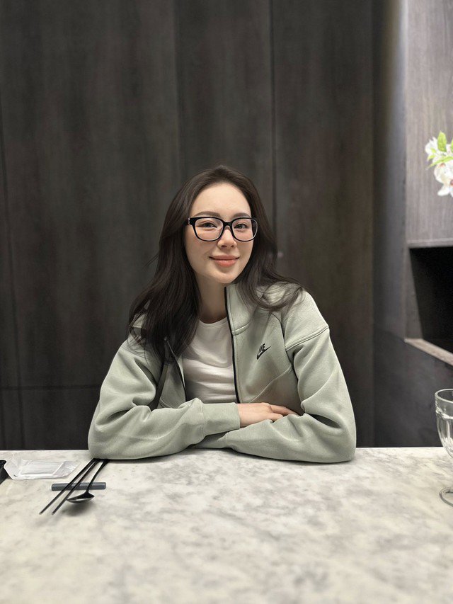 Bóc giá chiếc túi hàng hiệu của Linh Rin trong đám cưới con gái tỉ phú Johnathan Hạnh Nguyễn khiến dân mạng bất ngờ 10 Và cuối cùng là không thể quên dưỡng ẩm và chống nắng khi ra đường. "Dưỡng ẩm là bước Linh không thể bỏ qua. Linh dùng các loại kem dưỡng da ban ngày làm ẩm da, bảo vệ cấu trúc collagen khỏi các tác nhân gây hại từ môi trường như ánh nắng, khói bụi hay các tia sáng xanh, giúp da có sức đàn hồi và săn chắc", cô .