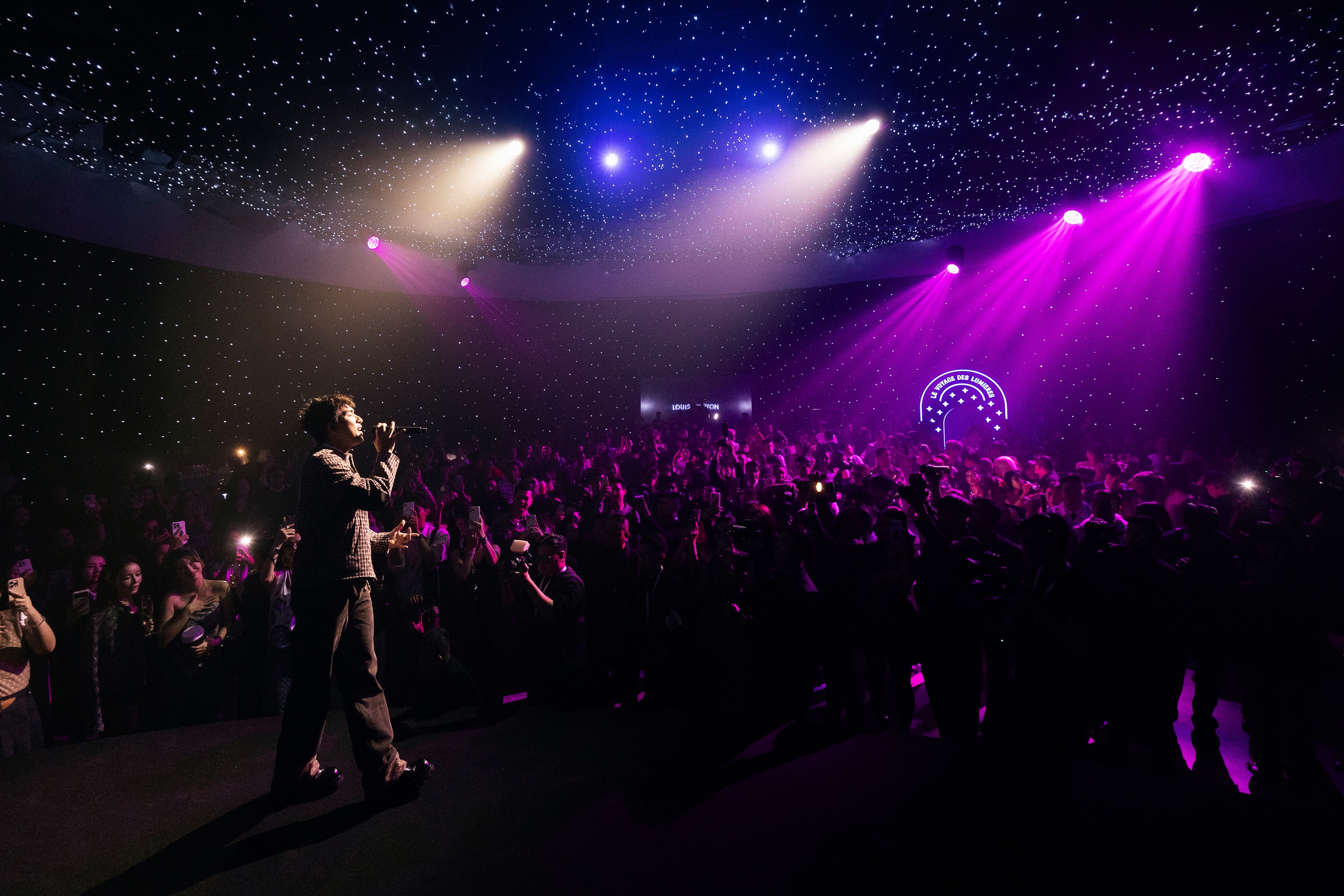 Loạt ảnh chưa được công bố bên trong siêu sự kiện Louis Vuitton: HIEUTHUHAI hát quá tình và tương tác hiếm có của dàn sao xịn- Ảnh 7.