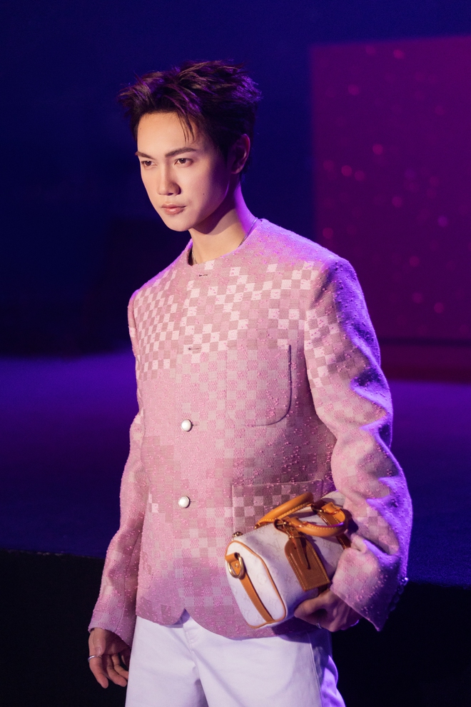 Loạt ảnh chưa được công bố bên trong siêu sự kiện Louis Vuitton: HIEUTHUHAI hát quá tình và tương tác hiếm có của dàn sao xịn- Ảnh 21. Loạt ảnh chưa được công bố bên trong siêu sự kiện Louis Vuitton: HIEUTHUHAI hát quá tình và tương tác hiếm có của dàn sao xịn- Ảnh 21.