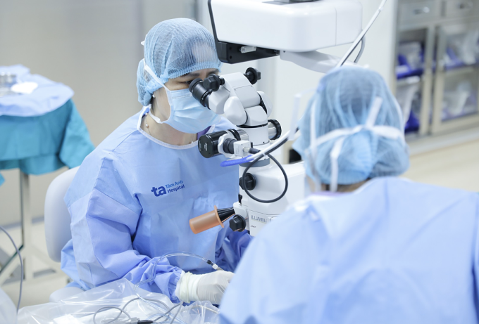 Bác sĩ phẫu thuật điều trị đục thủy tinh thể mắt trái cho bà Nhung. Ảnh: Bệnh viện Đa khoa Tâm Anh