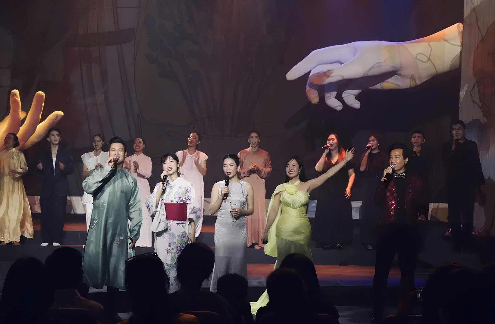 Lệ Quyên, Uyên Linh... hát trong đêm nhạc Trịnh Công Sơn, gây quỹ hơn 1 tỉ đồng- Ảnh 6.
Lệ Quyên, Uyên Linh... hát trong đêm nhạc Trịnh Công Sơn, gây quỹ hơn 1 tỉ đồng- Ảnh 6.