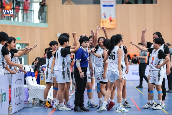 HLV Quỳnh Thu cùng đội nữ Phan Đình Phùng mừng chiến thắng sau trận chung kết. Ảnh: VYB