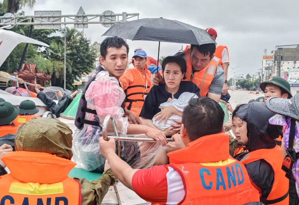 Mưa lũ lịch sử khiến hàng trăm ngàn người phải sơ tán. Ảnh: XUÂN HOÁT IMG_20251120_124853.jpg