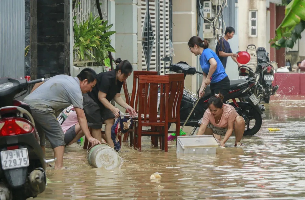 Người dân Khánh Hòa vớt vát tài sản, gượng dậy sau mưa lũ. Ảnh: XUÂN HOÁT _MG_1811.jpg