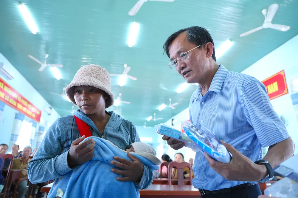 Ông Nguyễn Đức Hiển, Phó Tổng biên tập Thường trực báo Pháp Luật TP.HCM trao quà hỗ trợ của báo và bạn đọc đến tay người dân Khánh Hòa. Ảnh: THẢO HIỀN nguyen-duc-hien.jpg