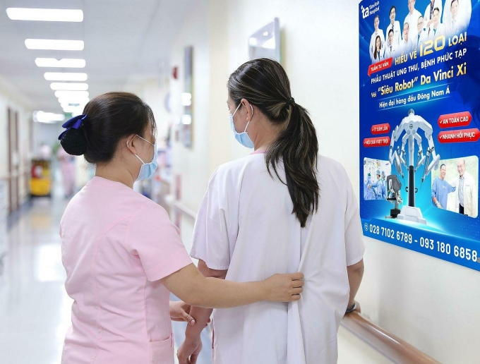 Rời phòng hồi sức 6 giờ, chị Thúy đã tự đi lại sau ca treo sa tử cung bằng robot. Ảnh: Tuệ Diễm