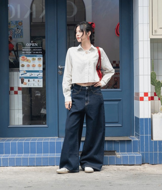 Quần jeans và áo sơ mi, 'cặp đôi vàng' nâng tầm phong cách thanh lịch- Ảnh 7. Quần jeans và áo sơ mi, 'cặp đôi vàng' nâng tầm phong cách thanh lịch- Ảnh 7.