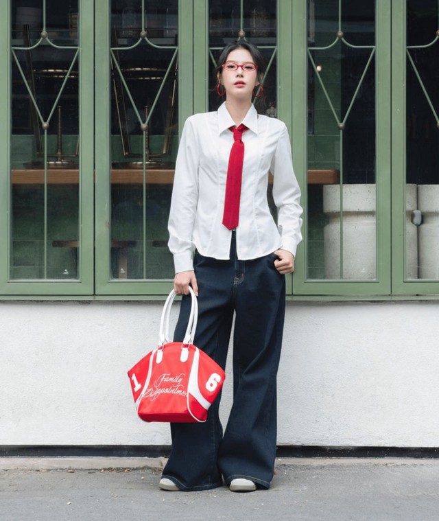 Quần jeans và áo sơ mi, 'cặp đôi vàng' nâng tầm phong cách thanh lịch- Ảnh 8. Quần jeans và áo sơ mi, 'cặp đôi vàng' nâng tầm phong cách thanh lịch- Ảnh 8.