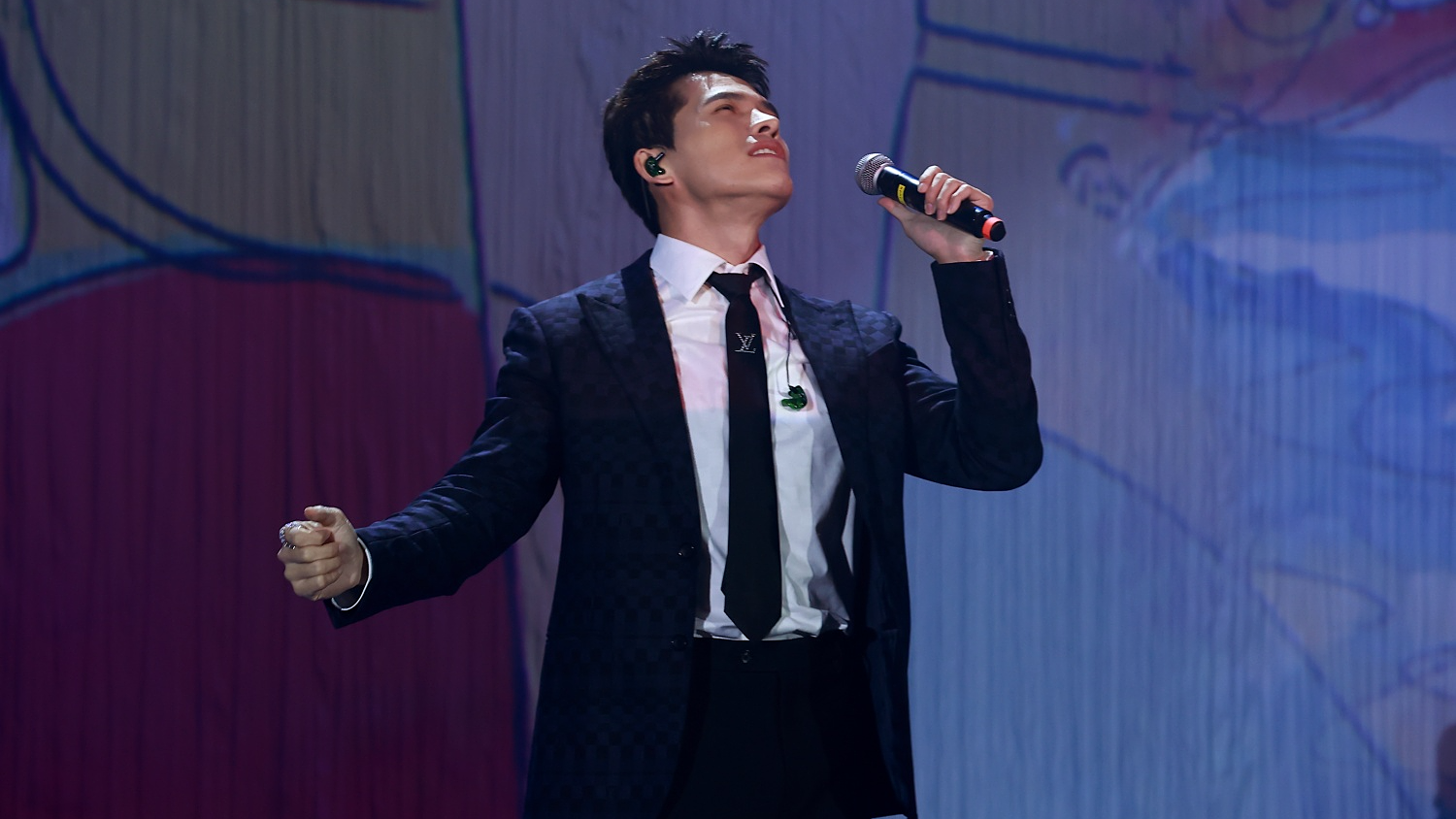 Quốc Thiên hát "Biển nhớ" cùng tiếng kèn saxophone của Trần Mạnh Tuấn